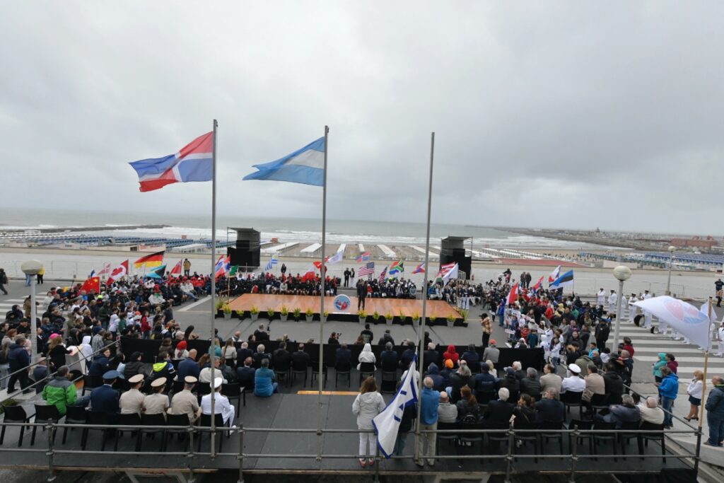 Comenzó el Campeonato Mundial de Optimist en Mar del Plata con una emotiva ceremonia en Playa Grande