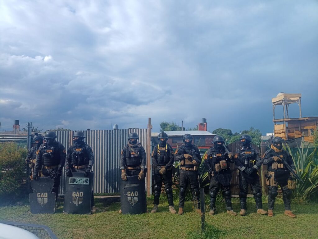 Amenazaba a los vecinos con un machete y efectuando disparos al aire