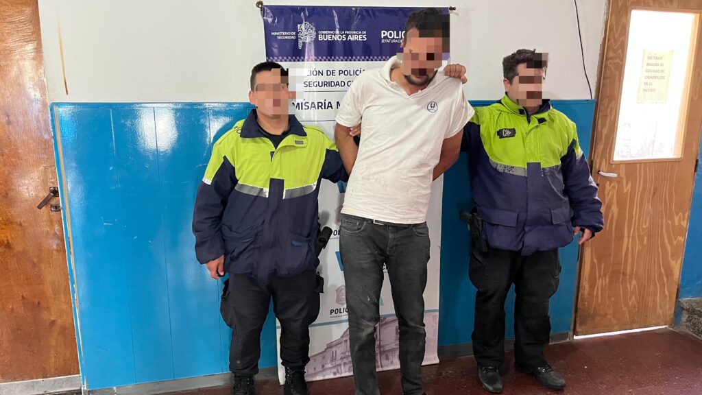 Rompió la puerta de un comercio, hirió al propietario y golpeó un vehículo: aprehendido