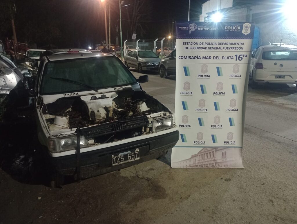 La policía acudió a un asentamiento por un hombre armado y encontró dos autos robados y autopartes