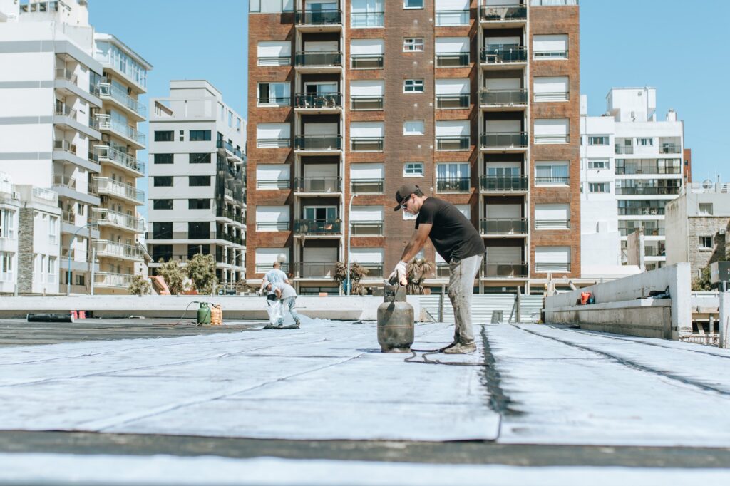 Avanza la construcción de canchas de básquet en Plaza España