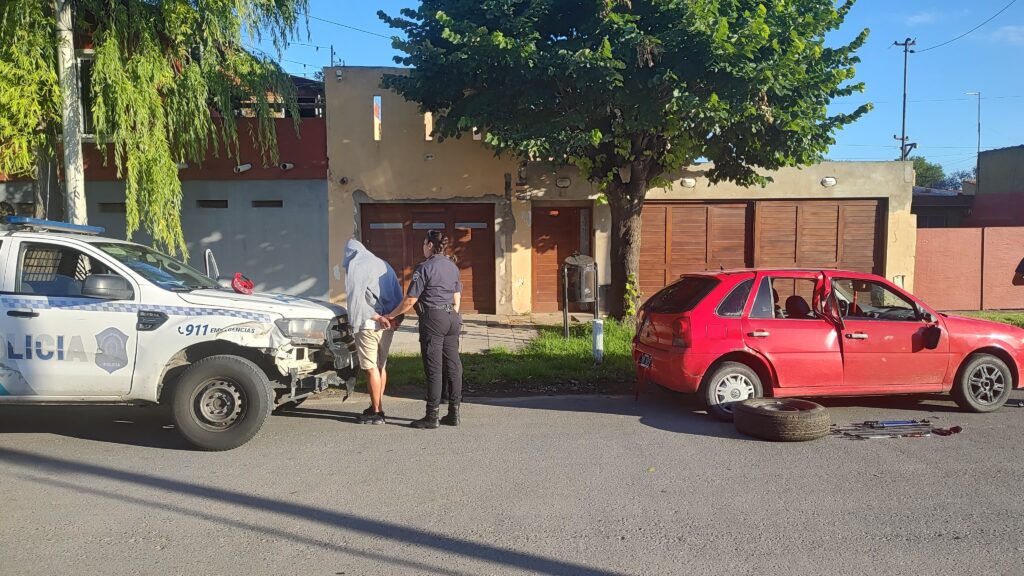 Robaba una rueda de auxilio, intentó escapar de la policía, chocó y terminó en Batán
