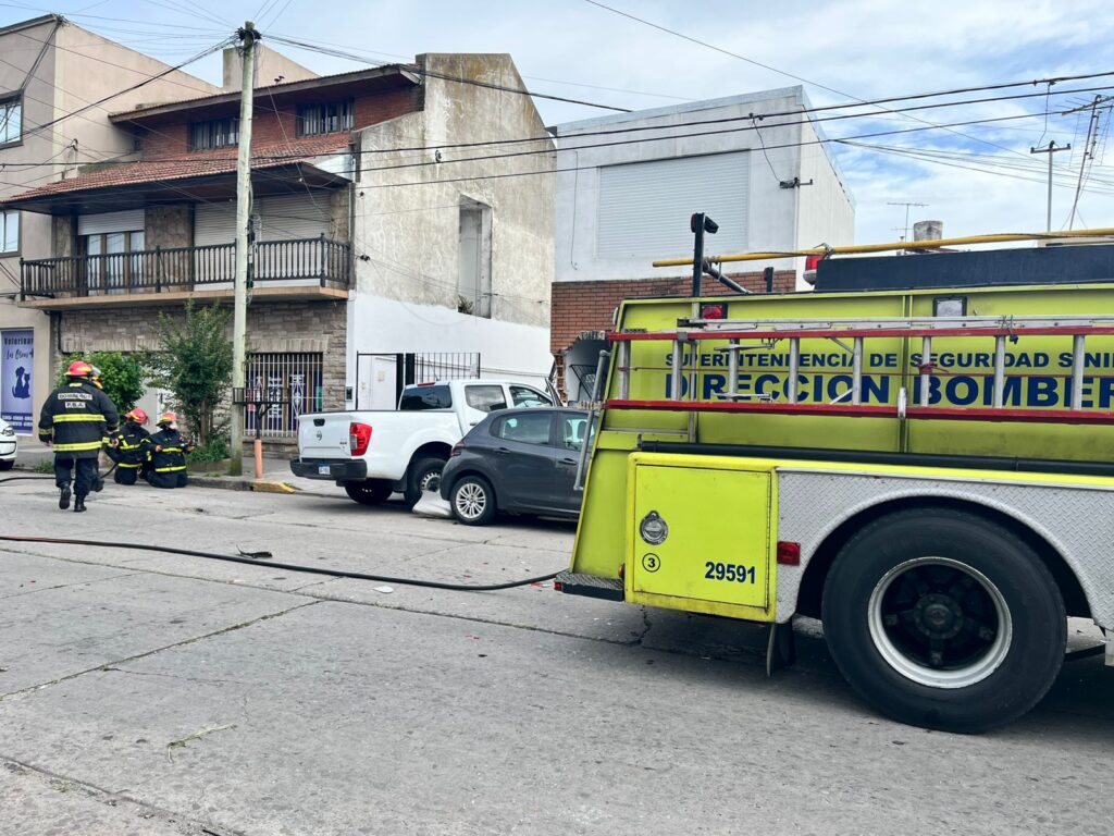 Tras un choque una camioneta impactó en el frente de una casa y destrozó la casillas de gas
