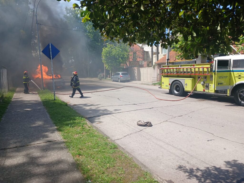 Bomberos controlaron el fuego de un vehículo que se incendió en la vía pública