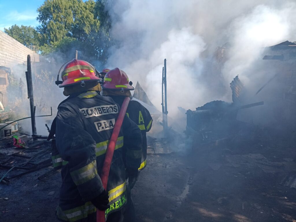 Un incendio destruyó una vivienda precaria a pesar del esfuerzo de los bomberos