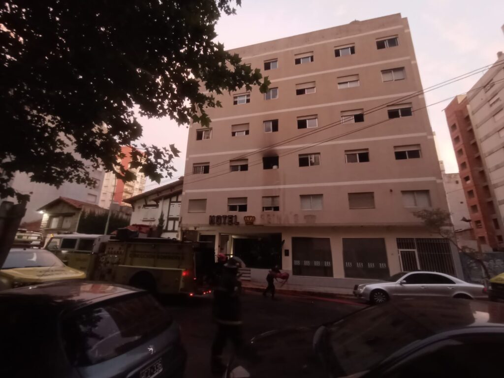 Se incendió la segunda planta de un hotel en pleno centro y tres personas resultaron heridas