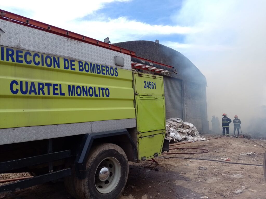 Tres dotaciones de bomberos sofocaron un incendio en un depósito de cartones