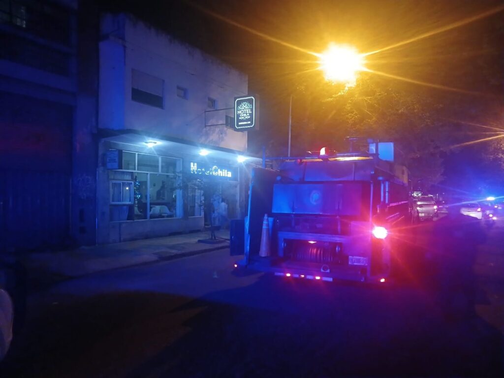 Bomberos controlaron un incendio en un hotel y rescataron a una persona