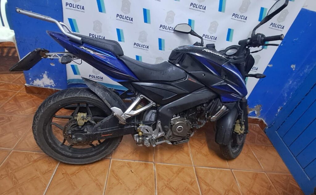Dos menores de 17 años armados robaron una moto y terminaron aprehendidos