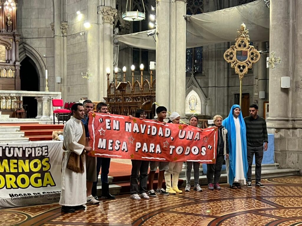 Cientos de personas participaron de la Navidad con una “mesa para todos” en la explanada de la Catedral