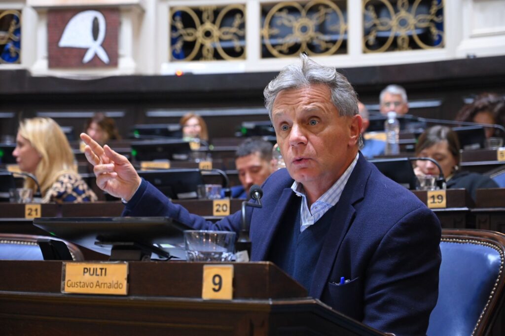 Denuncia penal contra Caputo y Bausili por el traslado de reservas de oro del Banco Central