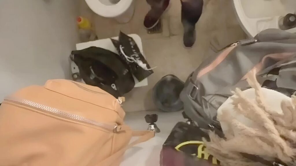 Video: ¿Qué decisión tomó la empresa del hombre grabado cuando pasaba la ropa de sus empleadas por sus genitales?