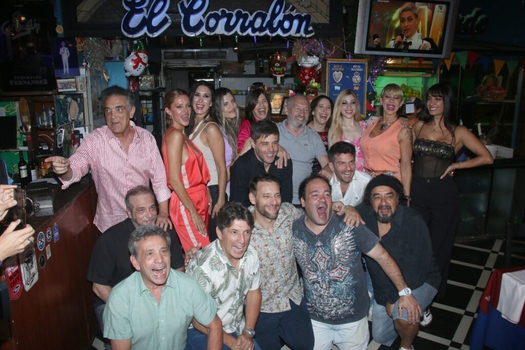 Los elencos de “Hermanos en llamas” y “Las chicas sólo buscan divertirse” brindaron por una exitosa temporada teatral