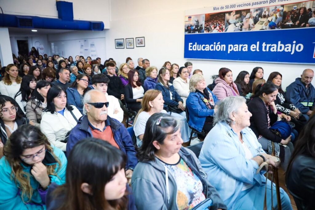 Avanzan con la entrega de más de 300 certificados de formación en oficios
