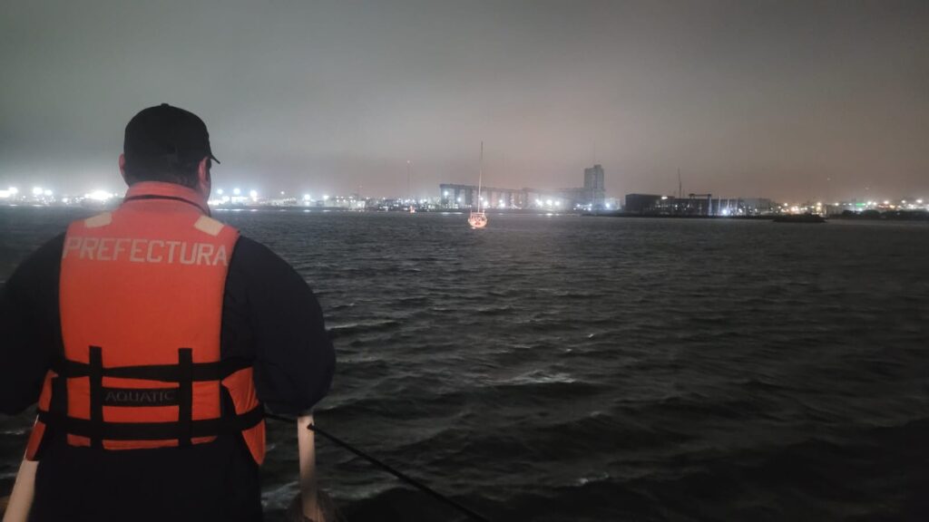 Video: Prefectura asistió a un velero que presentaba inconvenientes