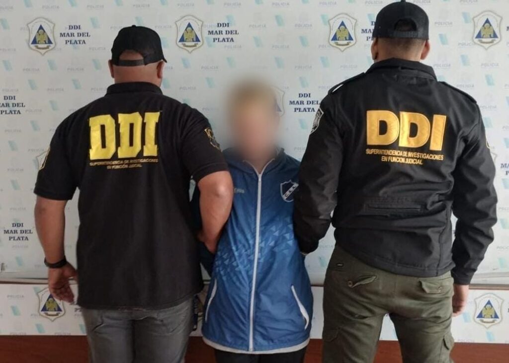 Paseaba por la calle pero tenía arresto domiciliario: terminó en Batán