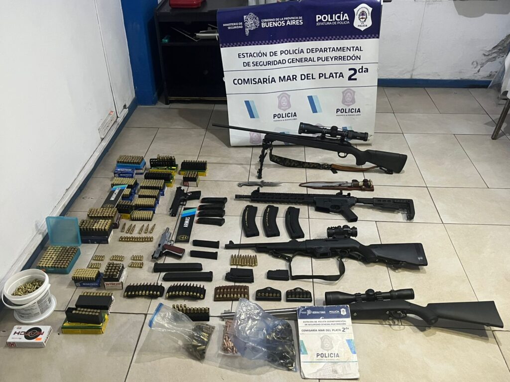 Tenía un arsenal en su departamento, lo denunciaron y terminó aprehendido
