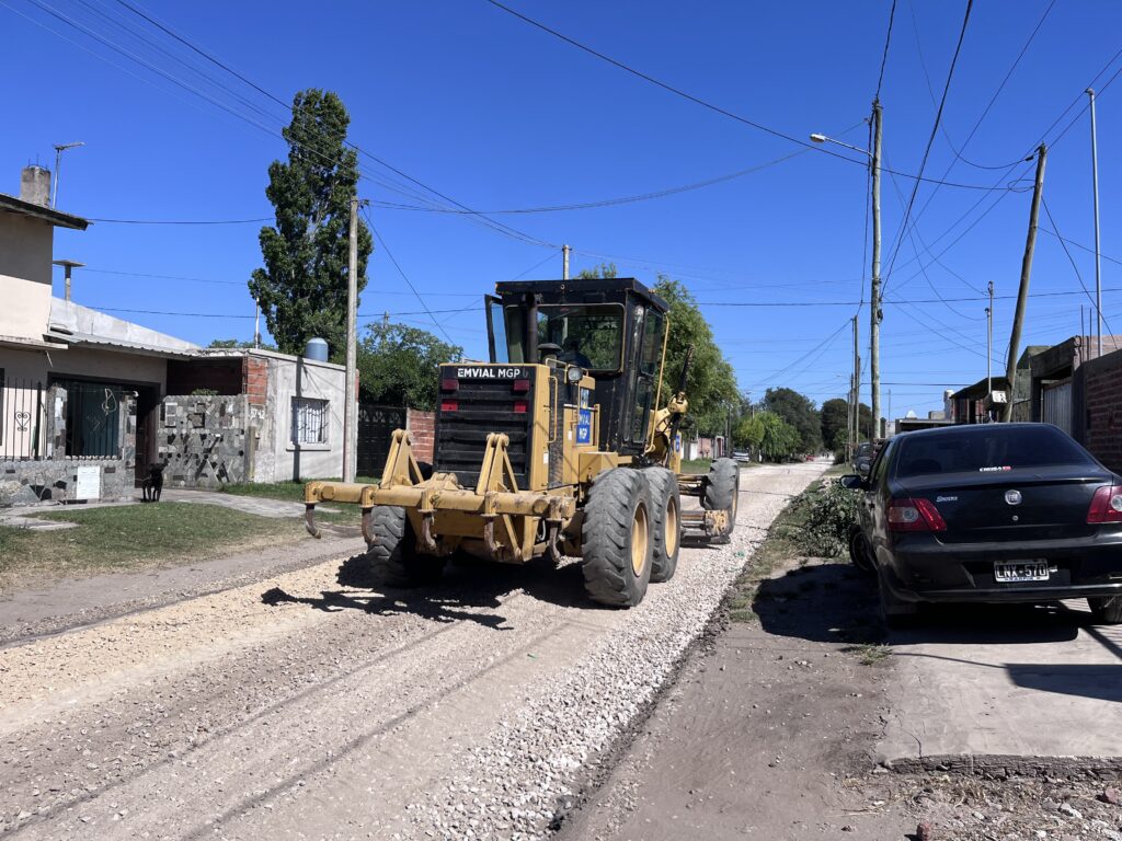 Intensifican el mantenimiento de calles no pavimentadas en distintos barrios