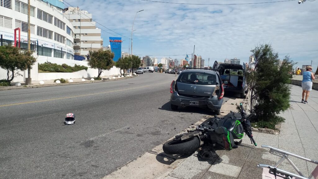 Motociclista sin papeles impactó violentamente contra un auto estacionado en la costa: dos heridos