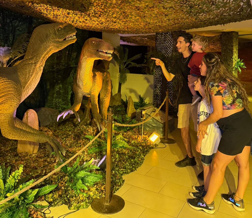 Una multitud de personas visitó «Viven Dinosaurios» en su primer mes de exposición