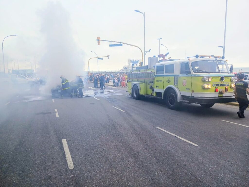 Se vivieron momentos de máxima tensión en pleno centro tras el incendio de un auto