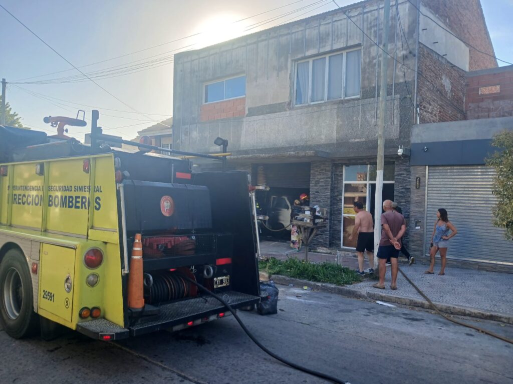 Se vivieron momentos de máxima tensión tras el incendio de una camioneta en una vivienda familiar