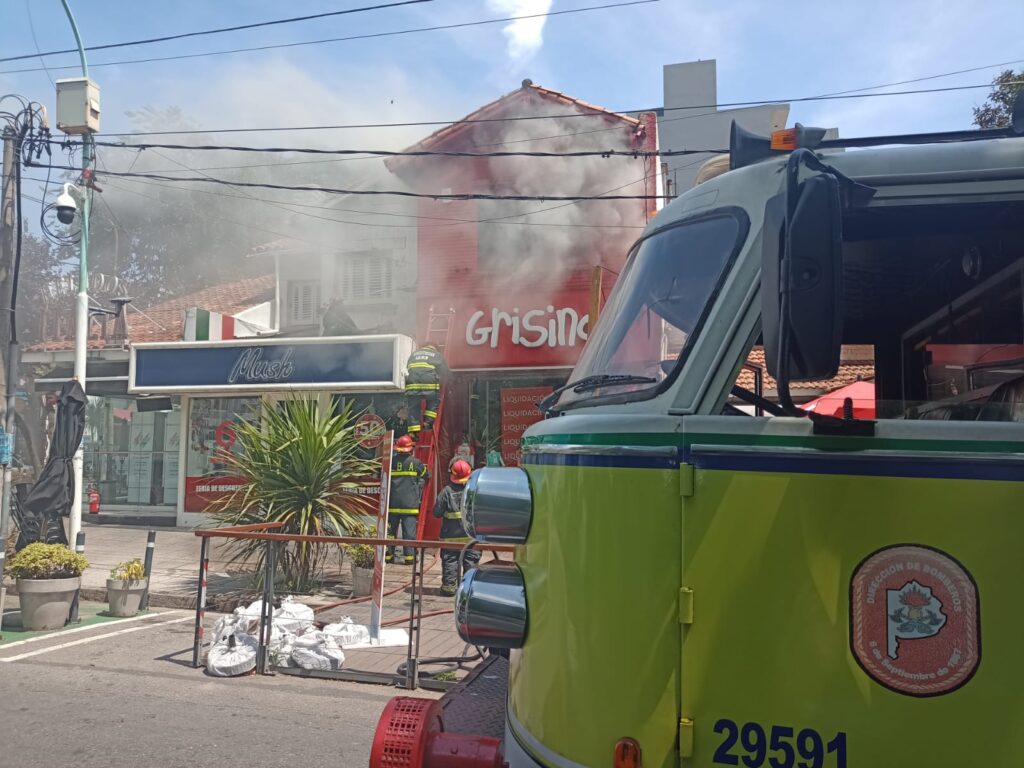 Momentos de máxima tensión en el paseo Güemes por un incendio en Grisino