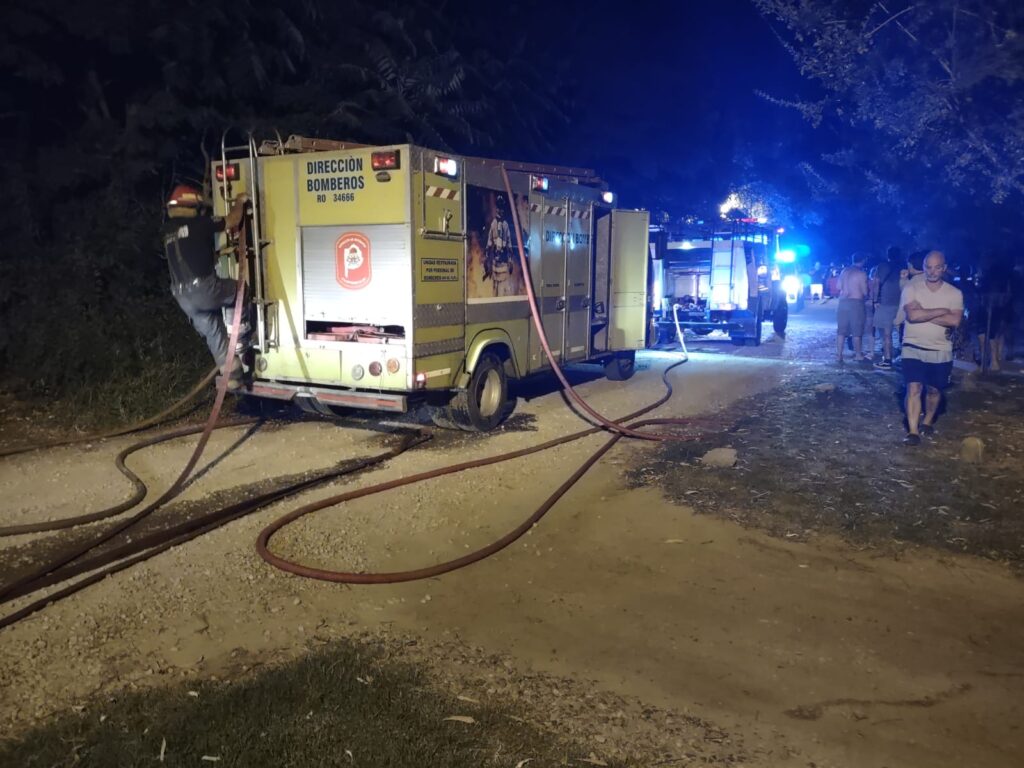 Tres dotaciones de bomberos trabajaron durante tres horas para sofocaron un incendio en una vivienda