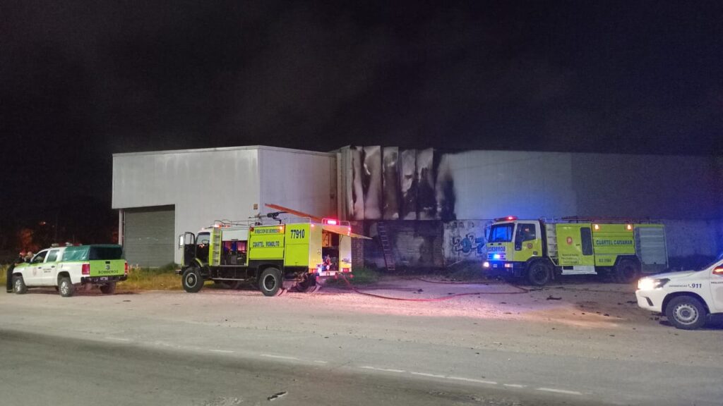 Bomberos controlaron el incendio de un galpón