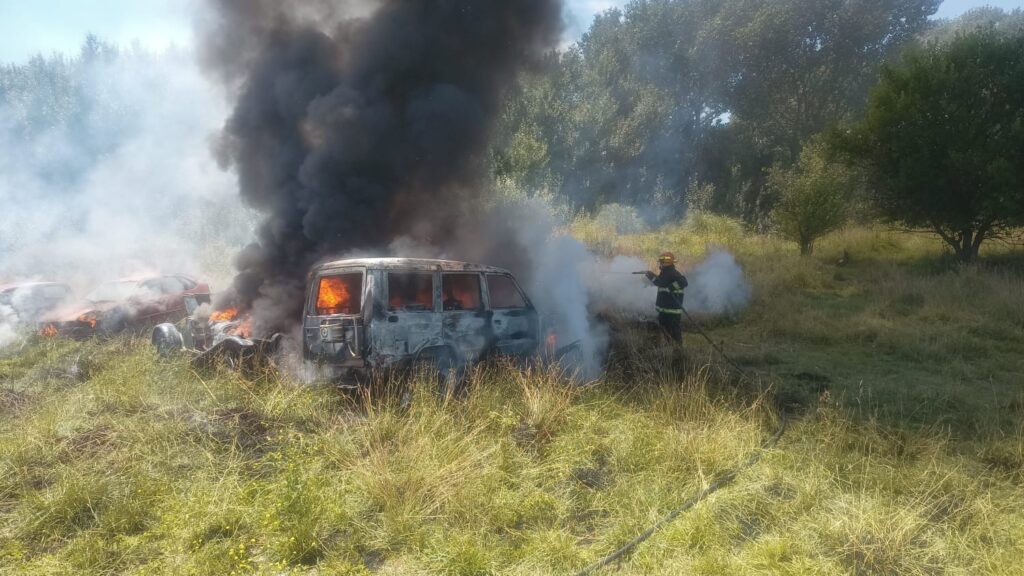 Video: bomberos lograron contener las llamas en un predio con vehículos abandonados