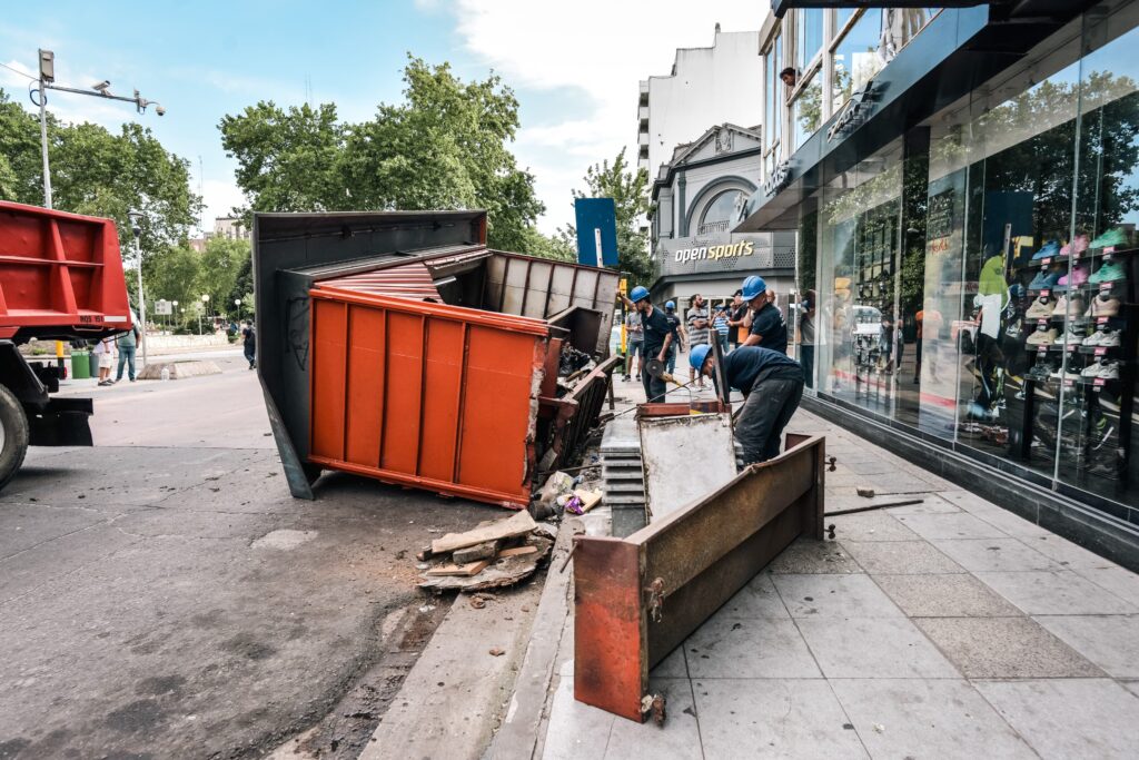 El Municipio retiró un kiosco abandonado en la Peatonal y San Luis: ya son 47 las estructuras removidas