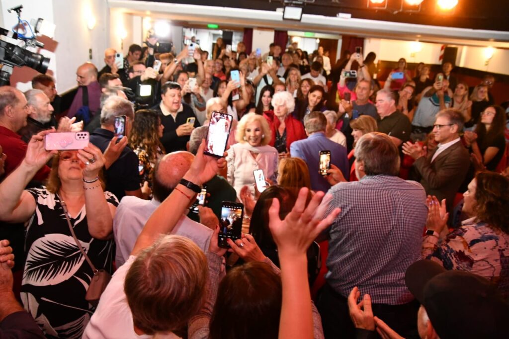 Mirtha Legrand disfrutó de la obra Hermanos en llamas: «Es una gran comedia»