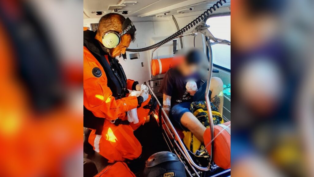 Video: Prefectura evacuó de urgencia a un tripulante que sufrió la amputación de cuatro dedos