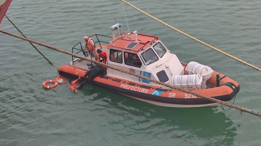 Video: Prefectura rescató a un hombre que cayó al agua desde un buque pesquero