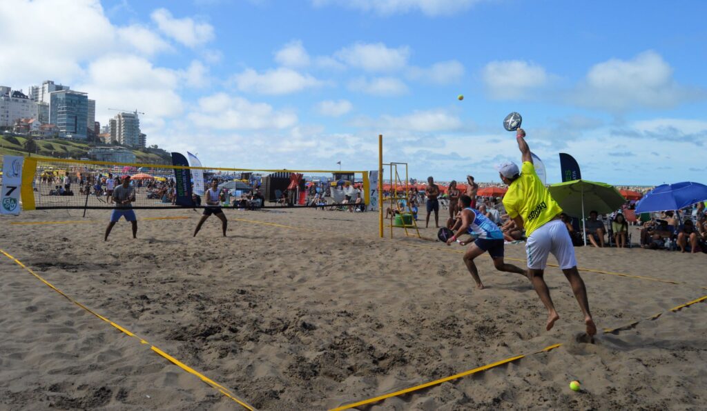 El beach tennis conquistó la Playa Olímpica