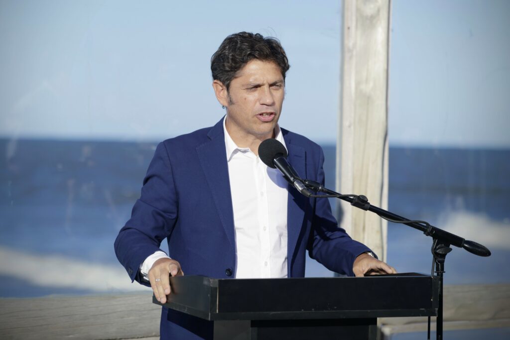 “Mientras los especuladores festejan, la producción y el turismo atraviesan enormes dificultades”