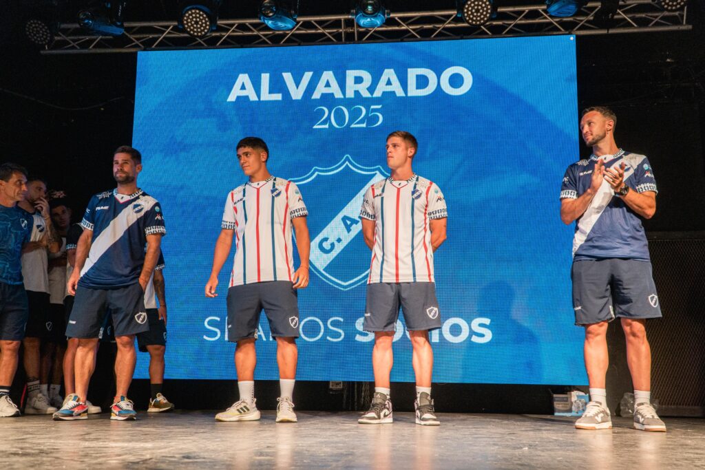 Se presentó el plantel y la nueva camiseta de Alvarado