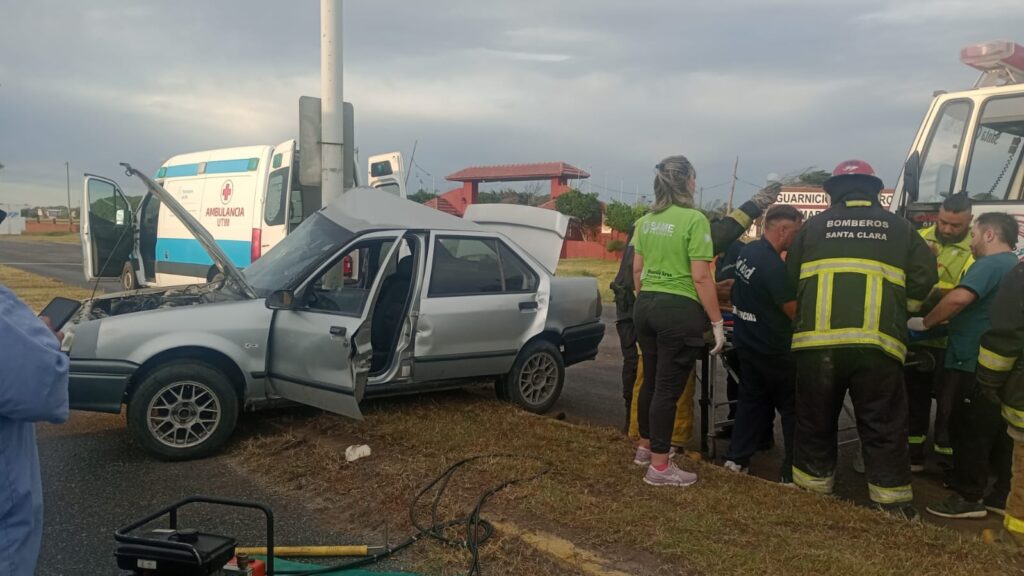 Perdió el control de su auto y terminó «abrazado» a una columna en la Ruta 11