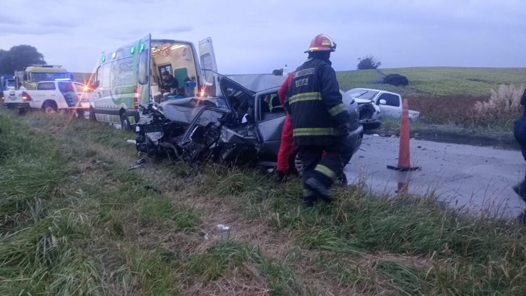 Brutal siniestro vial en la Ruta 88: bomberos y rescatistas sacaron a un conductor del interior de un Gol