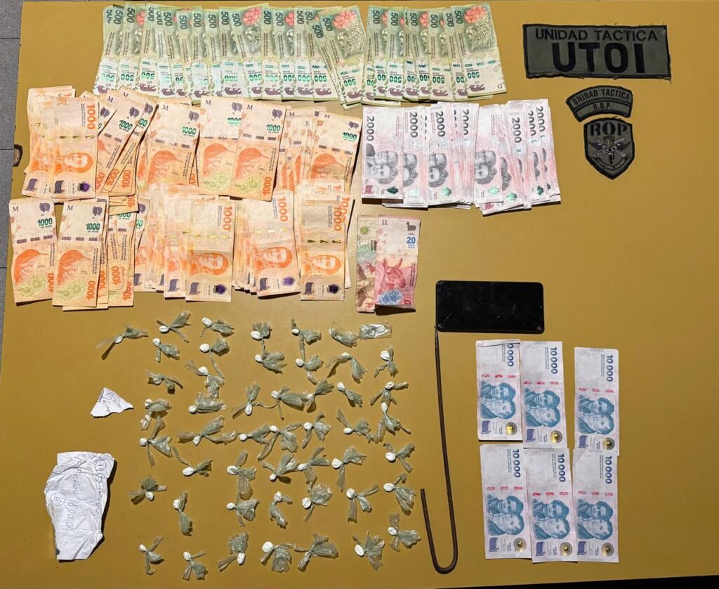 Circulaban por la calle con 49 envoltorios de cocaína: intentaron escapar de la policía pero terminaron en Batán