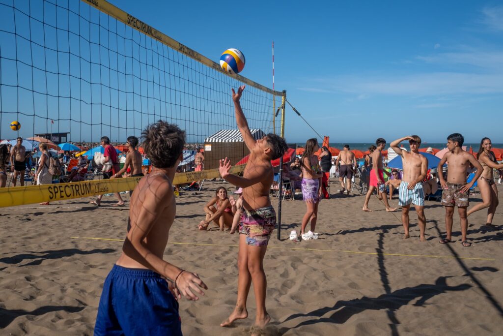 Actividades deportivas y recreativas en la Playa Deportiva y los barrios de la ciudad