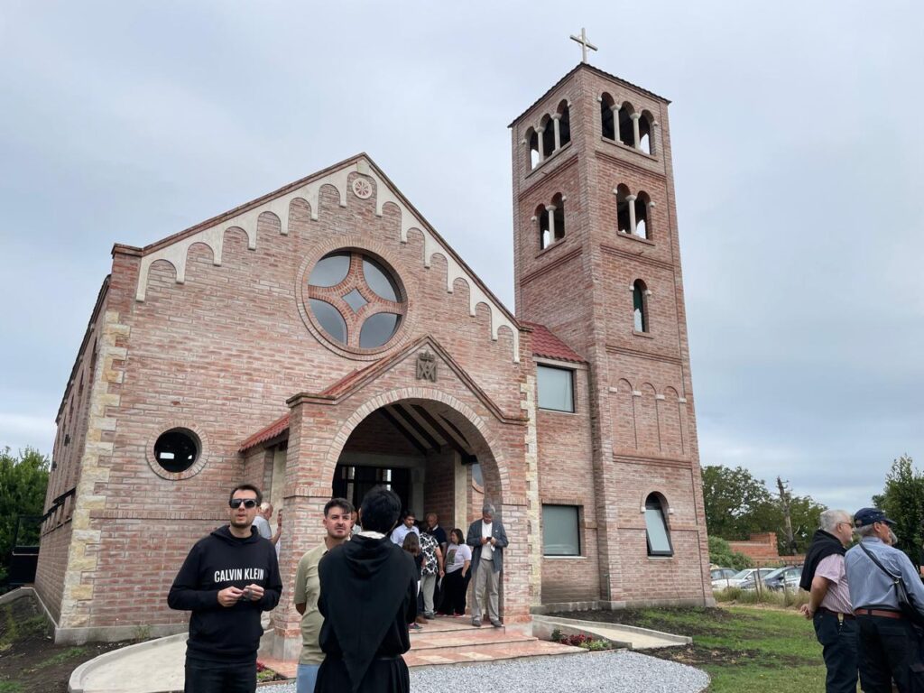 La Gloria de la Peregrina celebró la consagración de su nueva e imponente capilla