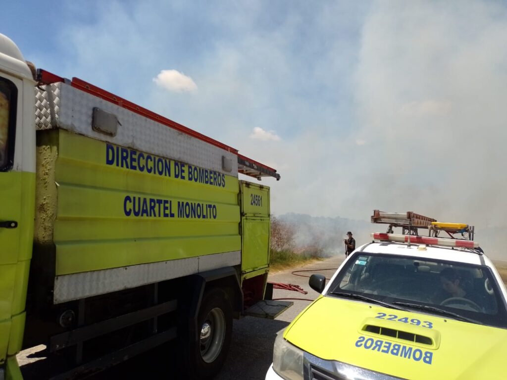 Dos dotaciones de bomberos controlaron otro incendio forestal