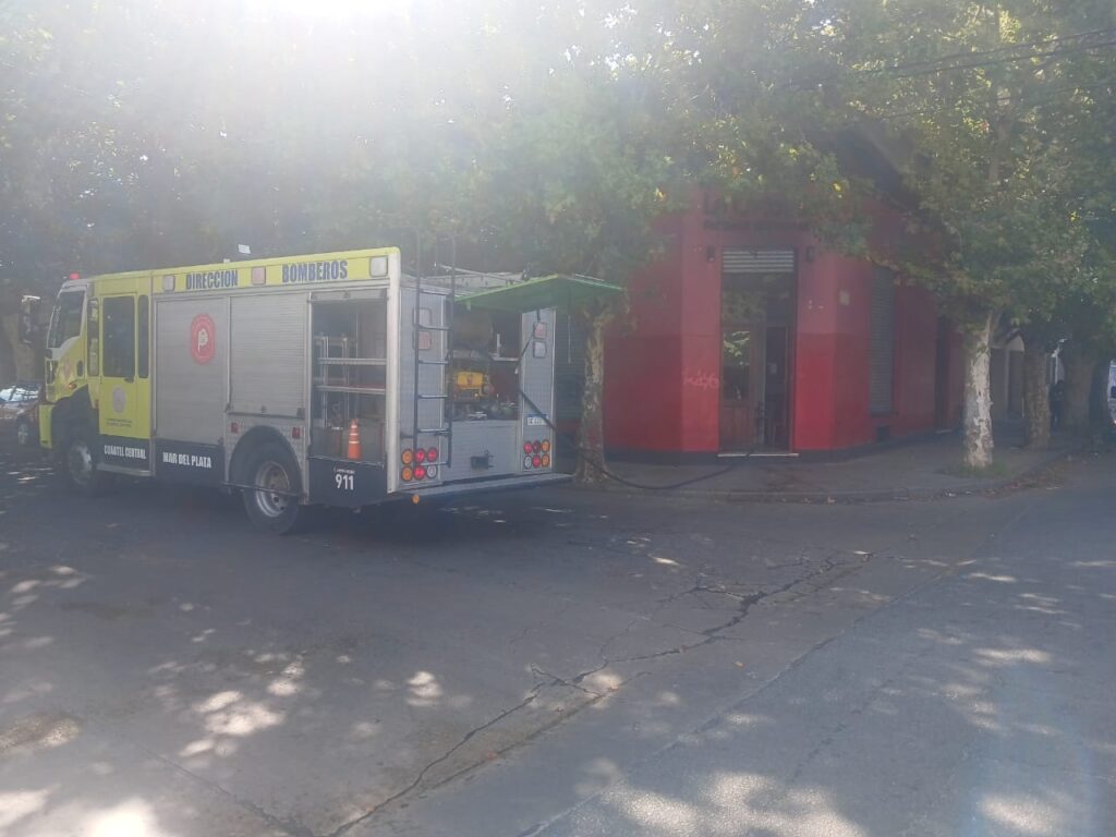 Bomberos sofocaron un principio de incendio en una parrilla céntrica