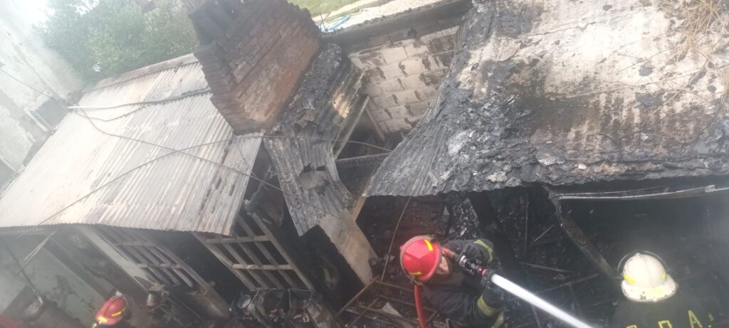 Dos dotaciones de bomberos lograron contener un incendio en una fábrica de soda