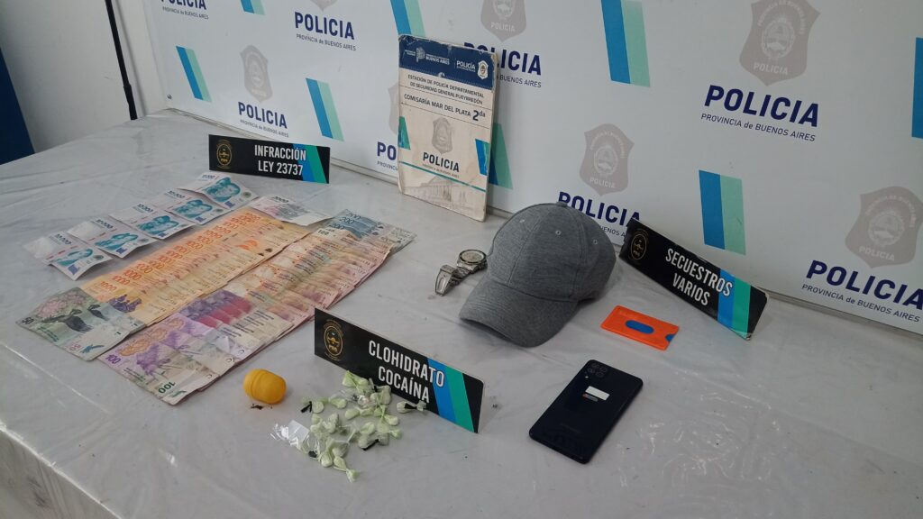 Caminaba por la calle con 21 envoltorios de cocaína y terminó aprehendido