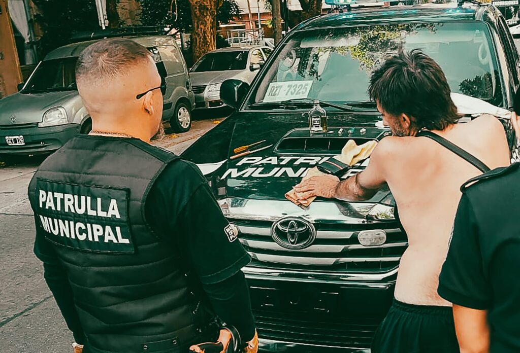 Avanzan con los controles en la vía pública: 194 infracciones por cuidacoches y 179 motos secuestradas
