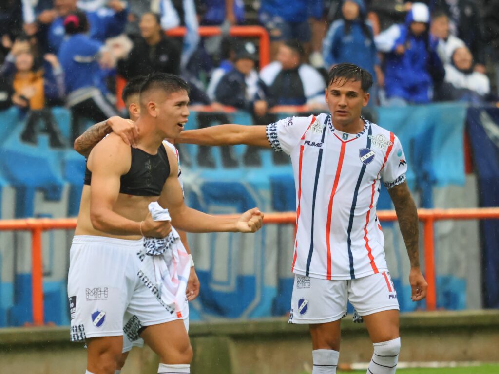 La lluvia le jugó a favor y Alvarado logró su primera victoria del año
