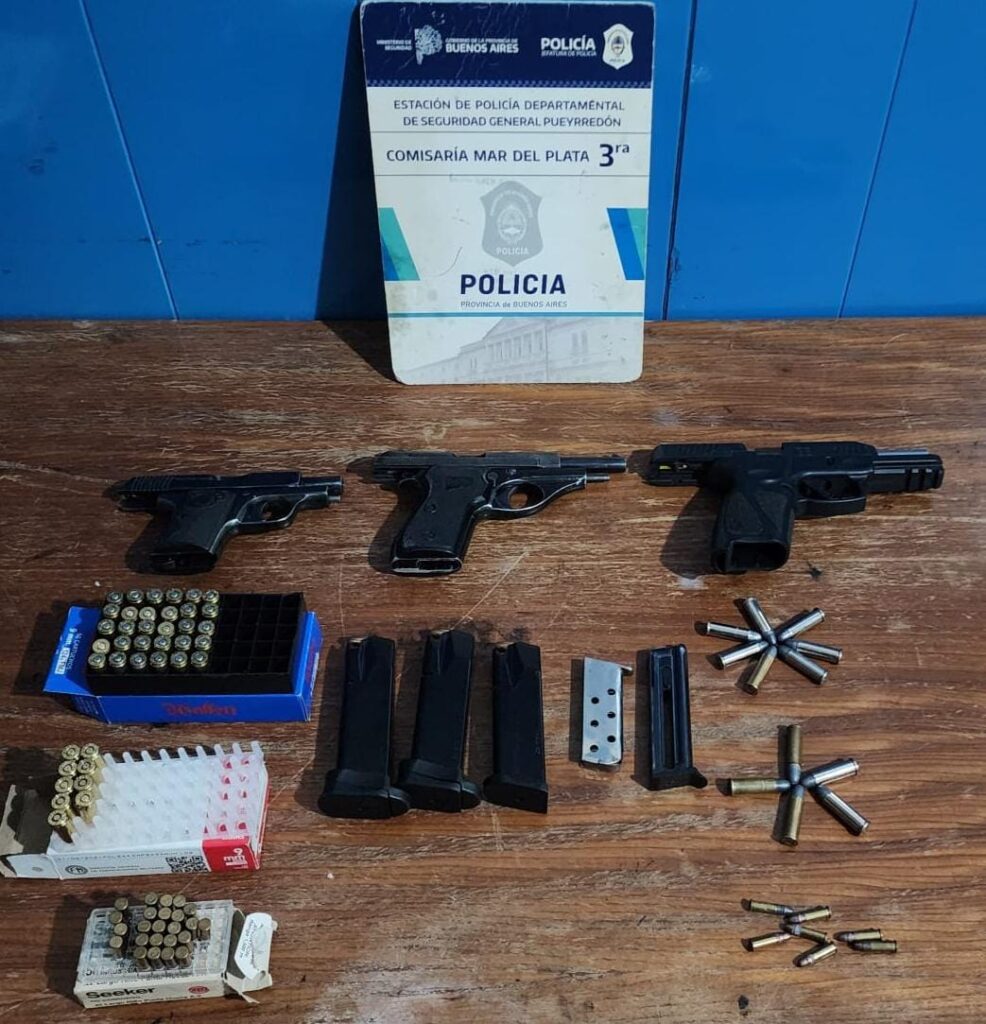 Pateó la puerta de la casa de su ex y la atacó: tenía un arsenal en su poder