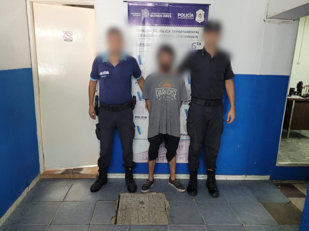 Atacó a un colectivero y a la policía con un florero